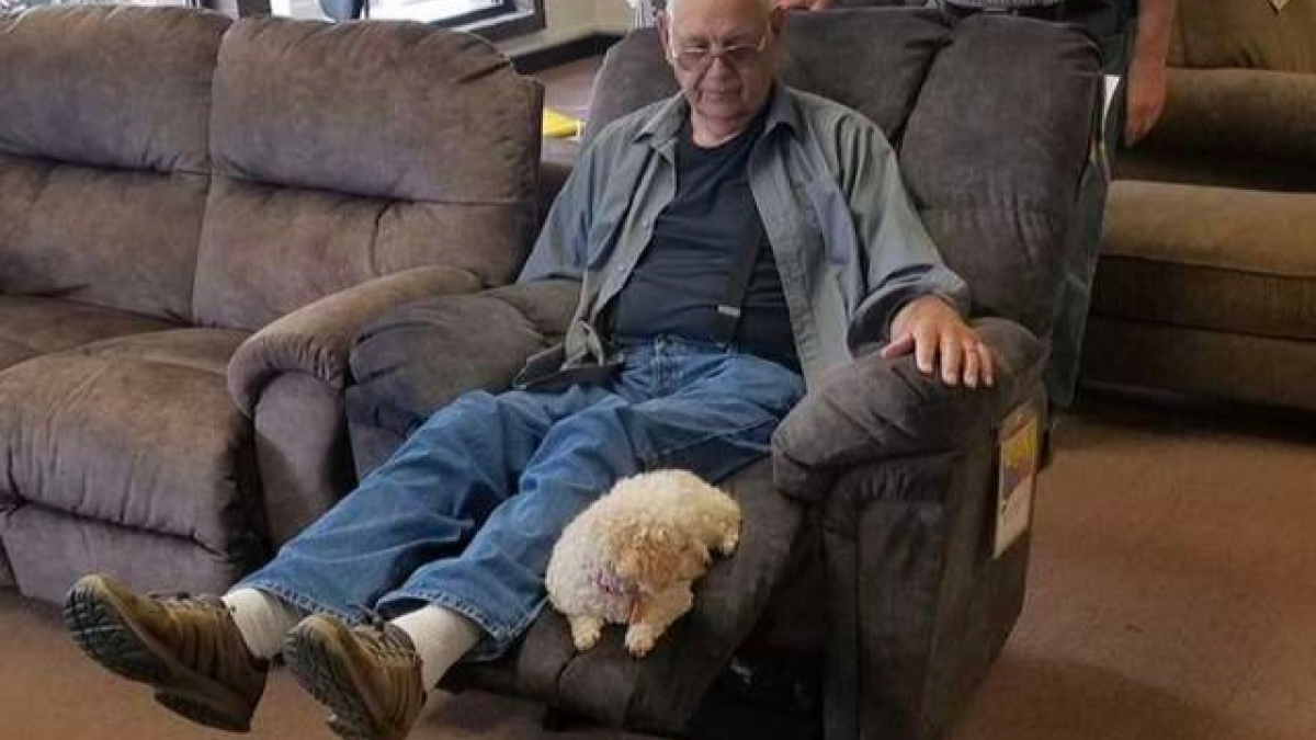 Illustration : "Pour ce grand-père, il n’était pas question d’acheter un nouveau fauteuil sans l’approbation de sa chienne"