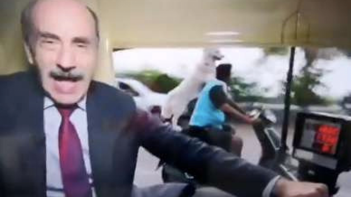 Illustration : "(Vidéo) Un chien filmé par inadvertance debout sur le scooter de son maître"