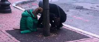 Illustration : "Ne pouvant faire entrer son chien, elle le couvre avec sa veste pour qu’il reste au chaud"