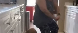 Illustration : "(Vidéo) Elle surprend son chien en train de danser le reggaeton avec sa mère !"