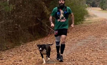 Illustration : "En prenant part à une course à pied, ce chien ignorait qu’elle allait changer sa vie pour le meilleur !"