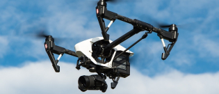 Illustration : "(Vidéo) Confiné à cause du Covid-19, il promène son chien à distance à l’aide d’un drone"