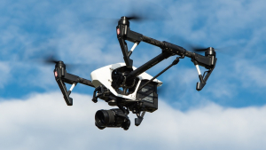 Illustration : "(Vidéo) Confiné à cause du Covid-19, il promène son chien à distance à l’aide d’un drone"