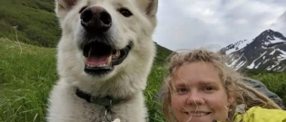 Illustration : "Perdue après une chute, une randonneuse sourde est sauvée par un chien"