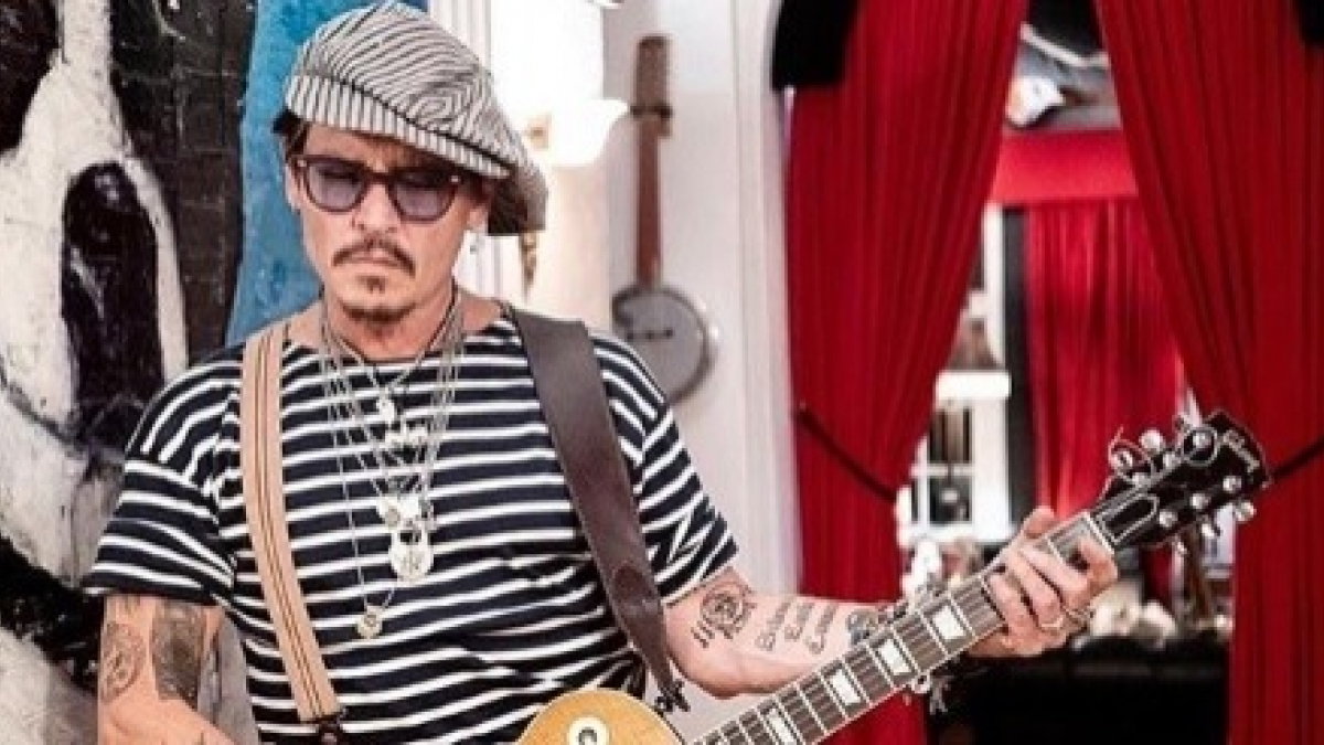 Illustration : "Johnny Depp dans la tourmente, il admet avoir mis le chien de son ex au micro-ondes ! "