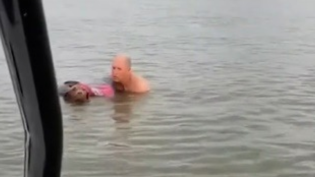 Illustration : "Une famille découvre un chien dans un lac sur le point de se noyer. Pour éviter qu'il se débatte, ils lui enfilent un gilet de sauvetage afin de le ramener sur la terre ferme ! (Vidéo)"
