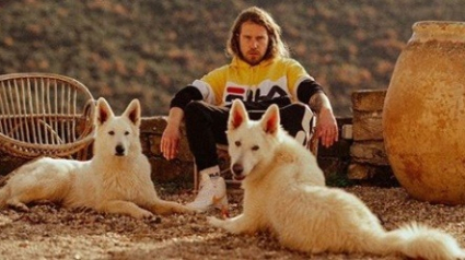 Illustration : Julien Doré met à l'honneur ses deux chiens dans la chanson "Waf" extraite de son nouvel album "Aimée"