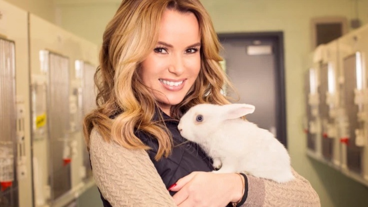 Illustration : "Amanda Holden membre du jury de l’émission « Britain’s Got Talent » offre un palace à ses lapins d’une valeur de près de 6 500€ !"