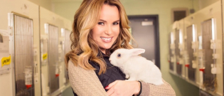 Illustration : "Amanda Holden membre du jury de l’émission « Britain’s Got Talent » offre un palace à ses lapins d’une valeur de près de 6 500€ !"