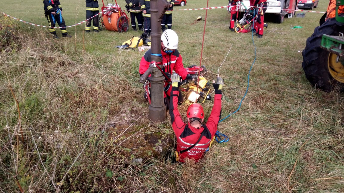 Illustration : "Appuyés par les forces du GRIMP, les pompiers tentent de sauver un chien tombé dans un puits de 20 mètres de profondeur !"