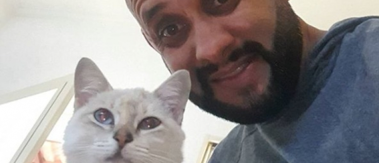 Illustration : "Dans l'attente de la concrétisation de son rêve de créer un refuge pour animaux, ce facteur prend un selfie avec tous les animaux qu'il croise pendant ses tournées"