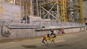 Illustration : "Accompagnés du chien robot Spot, des ingénieurs britanniques visitent le site de la centrale nucléaire de Tchernobyl "