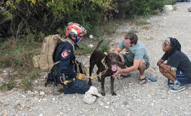 Illustration : "Interpellé par les cris d'un propriétaire paniqué, un ambulancier descend 20 mètres en rappel pour tenter de sauver son chien !"