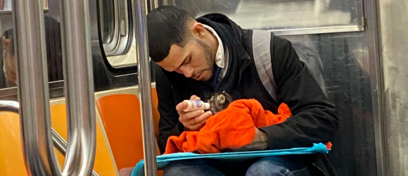 Illustration : "Émue par le comportement d'un homme dans le métro new-yorkais, elle découvre qu'il vient de sauver un chaton errant entre deux immeubles"