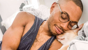 Illustration : Un homme qui "n'aime pas les petits chiens" devient fou amoureux du Chihuahua adopté par sa compagne 