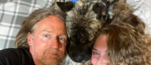 Illustration : "Ethan, le chien retrouvé affamé sur un parking a été adopté par la famille qui l'a sauvé"