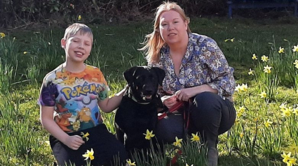 Illustration : Un chien courageux se lance à la rescousse de sa propriétaire tombée dans une rivière