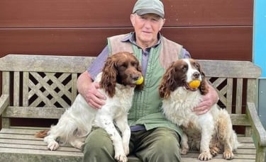 Illustration : "La grosse émotion d'un retraité de 82 ans qui retrouve son chien 3 mois après son enlèvement !"
