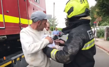 Illustration : "Après avoir perdu tous ses biens dans un incendie, une famille est en larmes lorsqu'elle apprend que son chat a survécu"