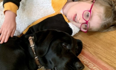 Illustration : "Le lien unique entre un chien d'assistance et une petite fille atteinte d'autisme"