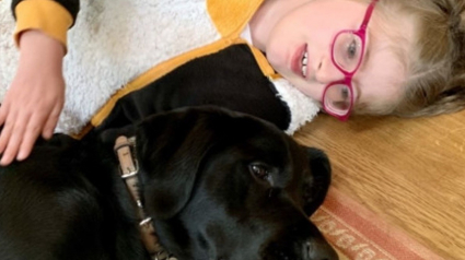 Illustration : Le lien unique entre un chien d'assistance et une petite fille atteinte d'autisme