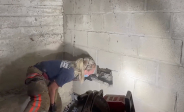 Illustration : "Un chien disparu depuis 5 jours est retrouvé piégé à l'intérieur des murs d'une maison (vidéo)"