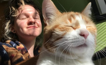 Illustration : "Une jeune femme stupéfaite de revoir son chat 9 mois après son incinération"