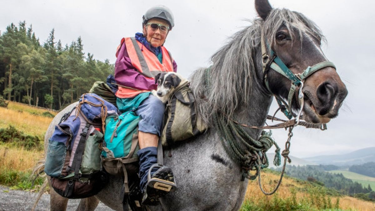 Illustration : "Chaque année, une femme de 80 ans et son chien handicapé entreprennent un voyage d'environ 1 000 kilomètres à cheval"