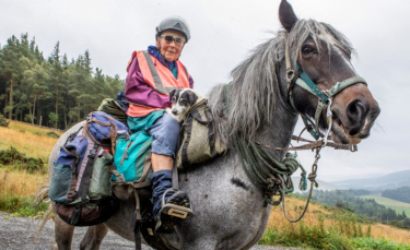 Illustration : "Chaque année, une femme de 80 ans et son chien handicapé entreprennent un voyage d'environ 1 000 kilomètres à cheval"