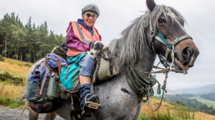 Illustration : Chaque année, une femme de 80 ans et son chien handicapé entreprennent un voyage d'environ 1 000 kilomètres à cheval