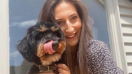 Illustration : Le chiot éjecté d'un véhicule qu'elle a sauvé devient le plus important compagnon de sa vie