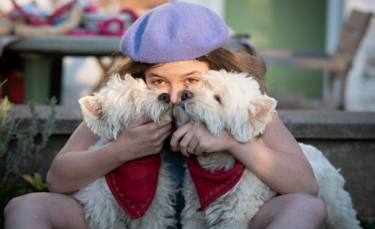 Illustration : "Une femme donne une seconde chance à 2 chiens borgnes rejetés à cause de leur