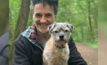 Illustration : "Le vétérinaire de l'émission The Supervet rend un hommage touchant à son défunt chien bien-aimé lors d'un marathon"