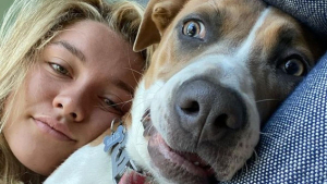 Illustration : L'actrice Florence Pugh emmène son chien adoptif sur le plateau de tournage de son prochain film