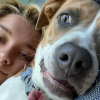 Illustration : L'actrice Florence Pugh emm&egrave;ne son chien adoptif sur le plateau de tournage de son prochain film