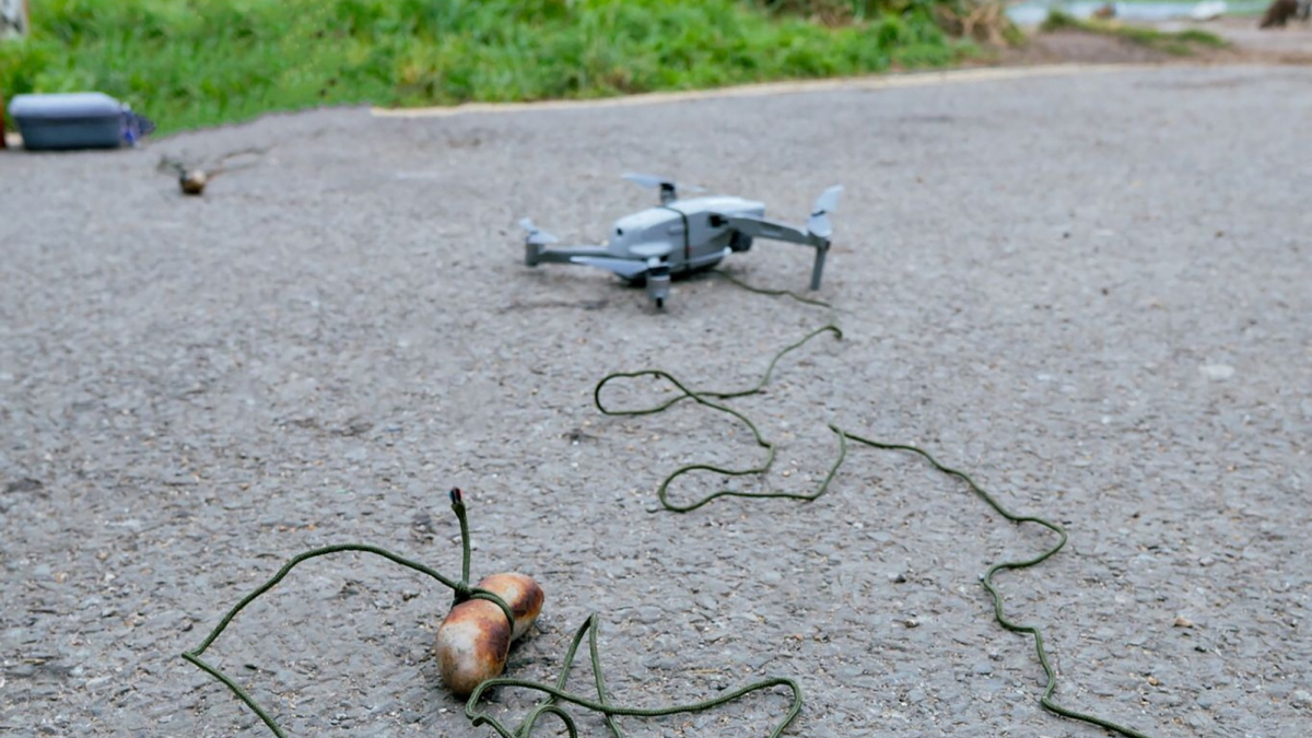 Illustration : "« C'était une idée folle » : des saucisses attachées à des drones permettent de sauver la vie d'un chien"