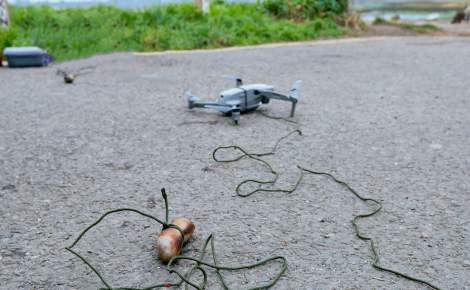 Illustration : « C'était une idée folle » : des saucisses attachées à des drones permettent de sauver la vie d'un chien