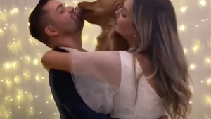 Illustration : "Un Golden Retriever assiste au mariage de ses propriétaires et les rejoints sur la piste pour la première danse ! (Vidéo) "
