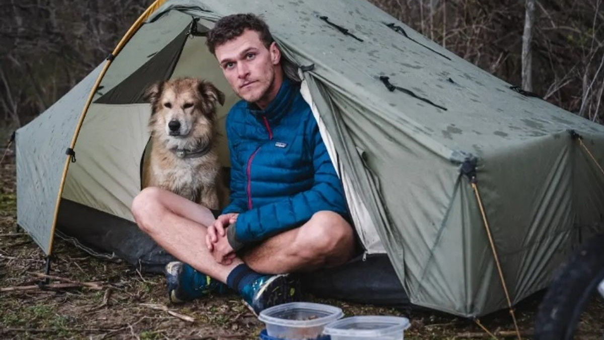 Illustration : "Un chien globe-trotter et son maître bouclent leur tour du monde à la marche en 7 ans"