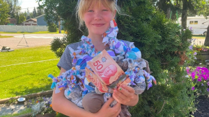 Illustration : Une fillette de 10 ans confectionne des jouets pour chien et les vend pour la bonne cause