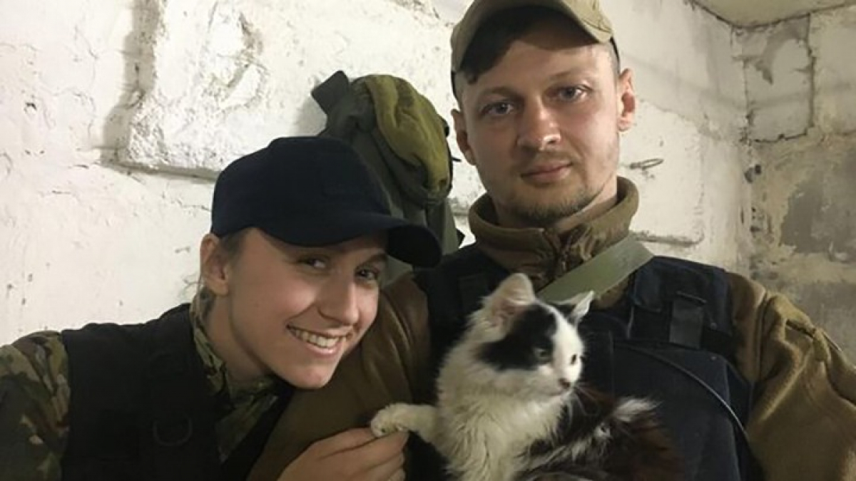 Illustration : "Un couple de tireurs d’élite ukrainien sauve des animaux dans le besoin sur le champ de bataille"