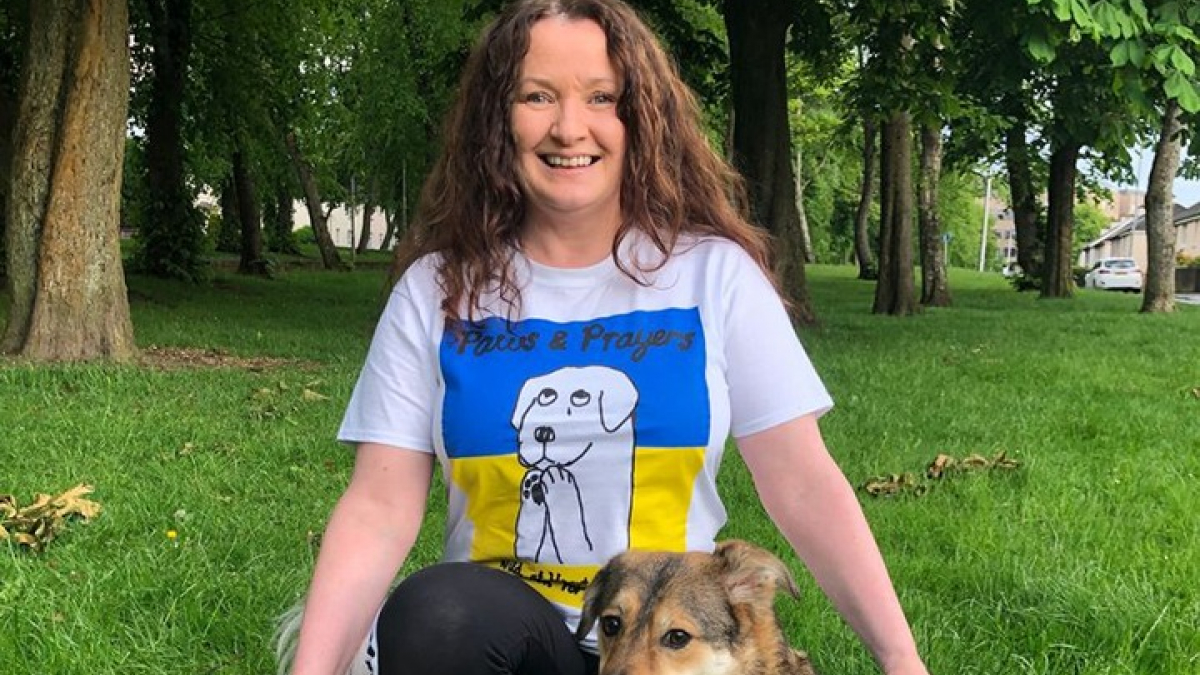 Illustration : "Une femme récolte plus de 51 000 euros de fonds en organisant une marche canine en faveur des chiens nécessiteux d’Ukraine "