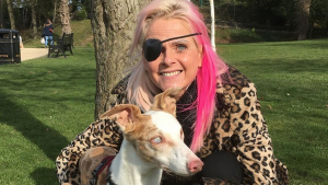 Illustration : Une femme qui venait de perdre un œil doit son salut à son chien de sauvetage lui-même aveugle qui lui prouve que la cécité est surmontable