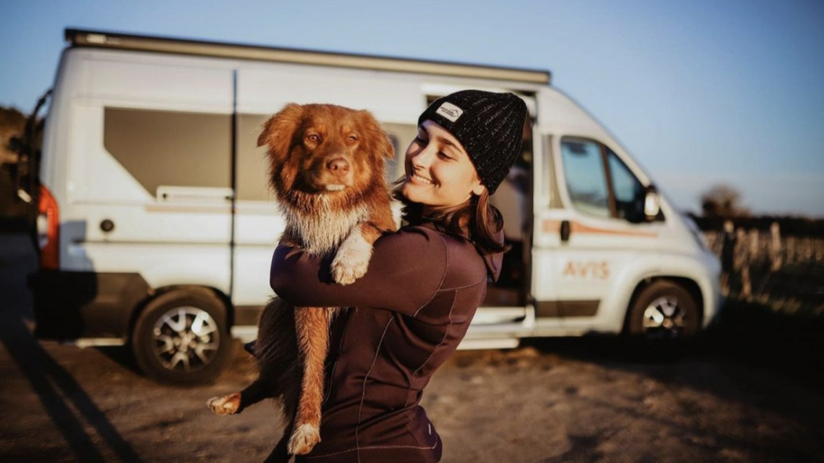 Illustration : "Comment partir en vacances avec son chien ? Découvrez la réponse dans le dixième numéro de « La Touche Animale » !"