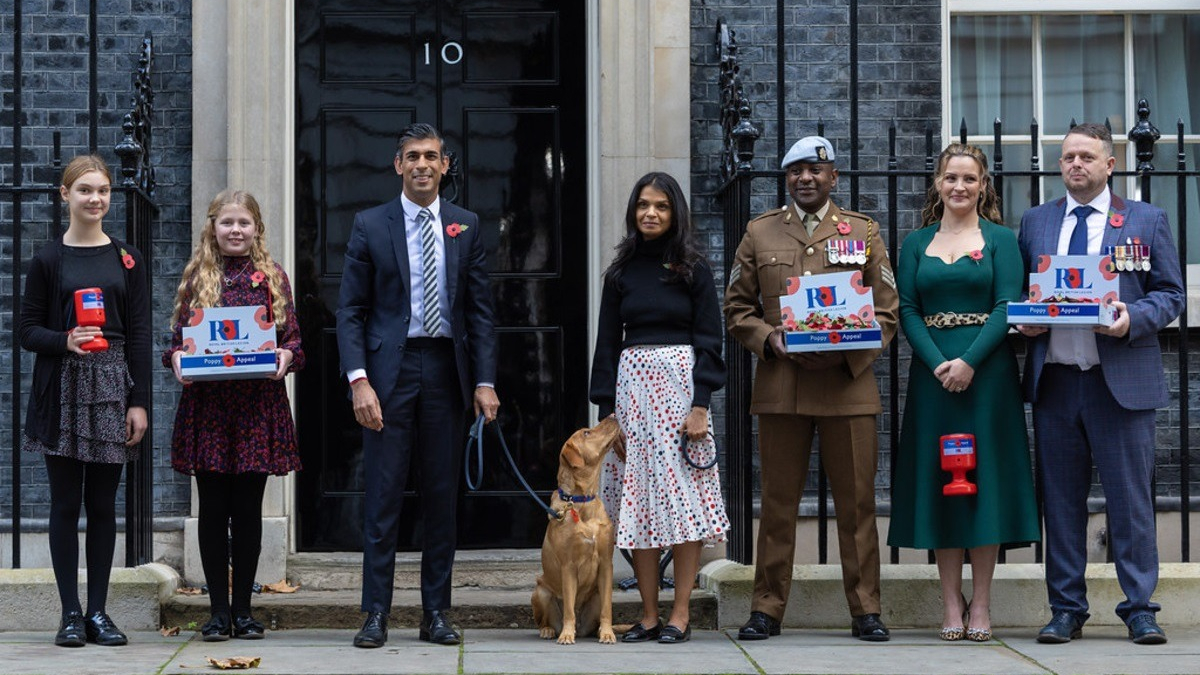 Illustration : "La chienne du nouveau Premier ministre britannique fait une entrée remarquée au 10 Downing Street"