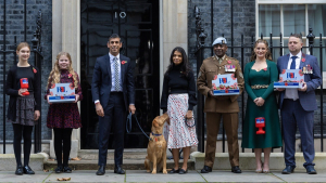 Illustration : La chienne du nouveau Premier ministre britannique fait une entrée remarquée au 10 Downing Street