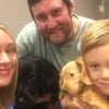 Illustration : Un enfant de 9 ans se fait passer pour sa m&egrave;re et convainc son p&egrave;re d'adopter un autre chien