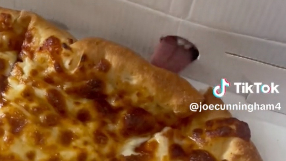 Illustration : "La détermination d'un chien gourmand face à une délicieuse pizza fait de lui une star sur les réseaux sociaux (vidéo)"