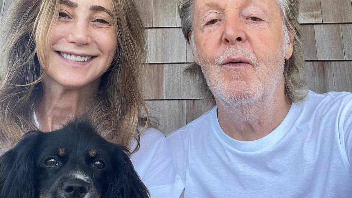 Illustration : "Paul McCartney et sa compagne présentent le nouveau membre de leur famille, un chien adopté en refuge !"