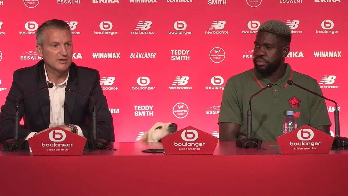 Illustration : "Moment tendre et insolite : Un chien vole la vedette au footballeur Samuel Umtiti en conférence de presse"